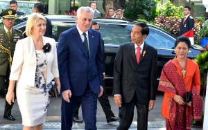 Presiden Jokowi didampingi Ibu Negara Iriana menyambut kunjungan Presiden Serbia Tomislav Nikolic yang didampingi istrinya Dragica Nicolic, di Istana Merdeka, Jakarta, Rabu (27/4) sore. (Foto: Rahmat/Humas)
