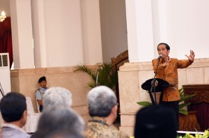 Presiden Jokowi memberikan pengarahan pada rapat kerja pemerintah, di Istana Negara, Jakarta, Jumat (8/4) pagi. (Foto: JAY/Humas)