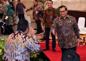 Sekretaris Kabinet Pramono Anung menyambut salah seorang peserta rapat kerja pemerintah, di Istana Negara, Jakarta, Jumat (8/4) pagi. (Foto: JAY/Humas)
