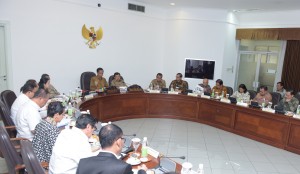 Presiden Jokowi memimpin rapat terbatas mengenai tindak lanjut hasil kunjungan kerjanya ke Eropa, di kantor Kepresidenan, Jakarta, Senin (25/4) siang. (Foto: JAY/Humas)
