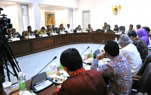Presiden Jokowi memimpin rapat terbatas persiapan menghadapi Lebaran 2016, di kantor Presiden, Jakarta, Selasa (26/4) siang. (Foto: Rahmat/Humas)
