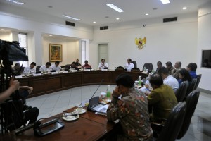 Presiden Jokowi memimpin rapat terbatas tentang pelayanan publik, di kantor Presiden, Jakarta, Kamis (28/4) sore. (Foto: Deni S/Humas)