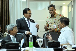 Wamenlu bersama Seskab berbincang sebelum Rapat Terbatas di Kantor Presiden, Jakarta (15/4). (Foto: Humas/Rahmat).