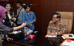 Seskab Pramono Anung menjawab wartawan yang datang ke ruangannya, Gedung III Kemensetneg, Jakarta, Rabu (6/4) sore. (Foto: JAY/Humas)
