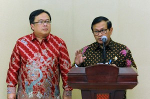 Seskab Pramono Anung dan Menkeu Bambang Brodjonegoro menyampaikan keterangan pers hasil sidang kabinet paripurna, di Gd. Utama Kemensetneg, Kamis (7/4) siang. (Foto: JAY/Humas)