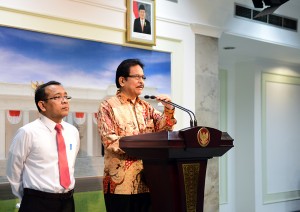 Menteri PPN/Kepala Bappenas didampingi Mensesneg Pratikno memberikan penjelasan seputar reklamasi Jakarta, di kantor kepresidenan, Jakarta, Rabu (27/4) sore. (Foto: Dani K/Humas)