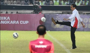 Presiden Jokowi melakukan 'kick off' pada final turnamen sepakbola Piala Bhayangkara, di Stadion Utama GBK, Jakarta, Minggu (3/3) malam. (Foto: Setpres)