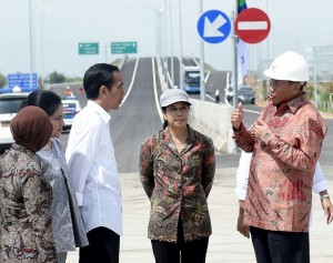 Presiden Jokowi didampingi Ibu Iriana serta sejumlah pejabat saat meninjau perkembangan pembangunan Jalan Tol Pejagan-Pemalang (11/4) (Foto: BPMI/Cahyo)