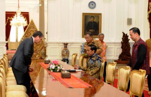 Presiden Jokowi didampingi Menko Perekonomian dan Mendag menerima Dirjen WTO Roberto Azevedo, di Istana Merdeka, Jakarta, Rabu (13/4) siang. (Foto: JAY/Humas)