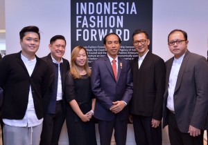 Presiden Jokowi bersama 5 desainer yang menampilkan karyanya di London (20/1). (Foto: BPMI/Laily)