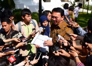 Gubernur DKI Jakarta Basuki Tjahaja Purnama menjawab wartawan mengenai reklamasi Jakarta, di kantor Presiden, Jakarta, Rabu (27/4) sore. (Foto: Dani K/Humas)
