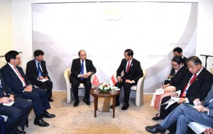 Presiden Jokowi bertemu dengan PM Nguyen Xuan Phuc, Kamis (19/5), di Radisson Blu Hotel, Sochi, Rusia. (Foto: BPMI/Rusman)