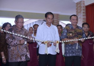 Presiden Jokowi Meresmikan Pasar Krendetan, Rabu (4/5), sore, di Purworejo, Jawa Tengah. (Foto: BPMI/Laily)