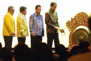 Presiden Jokowi didampingi Wapres JK dan Aburizal Bakrie Meresmikan Pembukaan Munaslub Partai Golkar, Sabtu (14/5), di BNDCC, Bali. (Foto: BPMI) 