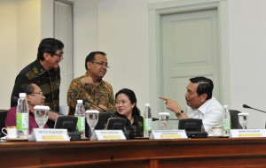 Menko Polhukam, Menko PMK, Menko Kemaritiman, Mensesneg, dan Menkumham berbincang sebelum rapat terbatas, di kantor Presiden, Jakarta, Senin (30/5) siang. (Foto: JAY/Humas)