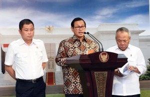 Seskab Pramono Anung didampingi Menhub Ignasius Jonan dan Menteri PUPR Basuki Hadimuljono memberikan keterangan pers, Senin (2/5) sore, di Kantor Presiden, Jakarta. (Foto: Humas/Jay)