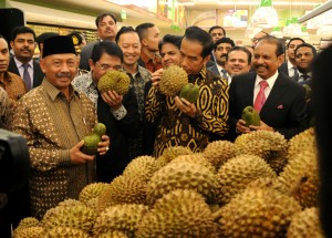 Presiden Joko Widodo (Jokowi) meresmikan beroperasinya Lulu Hypermarket, yang merupakan cabang pertama dari perusahaan ritel asal Uni Emirat Arab (UEA), di kawasan Cakung, Jakarta Timur, Selasa (31/5) sore