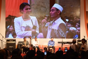 Presiden Jokowi mendengarkan pertanyaan dari peserta pertemuan diaspora, Minggu (15/5) malam waktu setempat, di Hotel Lotte, Seoul. (Foto: Humas/Anggun)