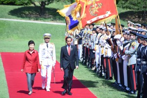 Presiden Jokowi disambut dengan upacara kenegaraan oleh Presiden Korea Park Geun Hye di Istana Cheong Wa Dae, Senin(16/5) Waktu setempat.