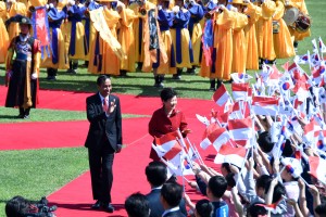 Presiden Jokowi dan Presiden Park menghampiri sekelompok siswa-siswi yang membawa bendera kedua negara, Senin (16/5) sore, di Istana Kepresidenan Cheong Wa Dae, Seoul, Republik Korea.