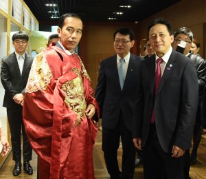 Presiden Jokowi mengunjungi pusat Industri kreatif film dan Musik Korea di Digital Media City, Selasa(17/5) waktu setempat. (Foto:Humas/Anggun)