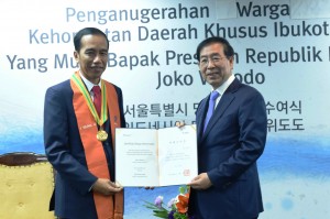 Presiden Jokowi dianugerahi Honorary Citizenship of Seoul oleh Wali Kota Park Won-soon (17/5). (Foto:Humas/Anggun)