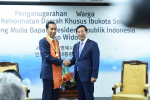 Presiden Jokowi Dianugerahi Warga Kehormatan dari Wali Kota Seoul, Seoul Museum of History Korea, Selasa(17/5) Waktu setempat. (foto: Humas/Anggun)