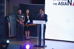 Presiden Jokowi menerima penghargaan Asia Association Journalist di Ajou University, Soul, Korea, Selasa(17/5) Waktu setempat. (Foto:Humas/Anggun)