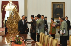 Presiden Jokowi menyambut kedatangan anggota Dewan Negara RRT Yang Jiechi, di Istana Merdeka, Jakarta, Senin (9/5) siang. (Foto: JAY/Humas)