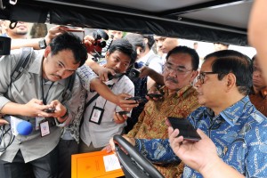 Seskab Pramono Anung didampingi Waseskab Bistok Simbolon terus ditanya wartawan saat menaiki golf car, di kawasan Istana Kepresidenan, Jakarta, Senin (30/5) sore. (Foto: JAY/Humas)