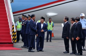 Setiba dari lawatan ke Korsel dan Rusia, Presiden Jokowi disambut Wapres JK, Sabtu (21/5), di Bandara Halim Perdanakusuma, Jakarta (21/5). (Foto: Humas/Jay)