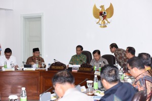 Presiden Jokowi didampingi Wapres Jusuf Kalla memimpin ratas mengenai Kompleks Hambalang dan Renovasi GBK, Senin (2/5), di Kantor Presiden, Jakarta. (Foto: Humas/Jay)