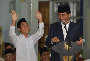 Presiden Jokowi Berdialog Dengan Seorang Santri di Pondok Pesantren API (4/5). (Foto: Humas/Jay)