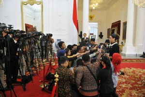 Menlu menjawab pertanyaan wartawan usai penyerahan surat kepercayaan kepada Presiden Jokowi di Istana Merdeka, Jakarta (31/5). (Foto: Humas/Deni)