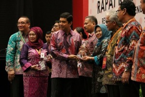 Menteri PANRB Yuddy Chrisnandi memberikan penghargaan kepada perwakilan pemerintah kabupaten yang memberikan pelayanan publik terbaik, di Hotel Bidakara, Jakarta, Kamis (26/5)