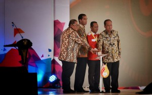 Presiden Jokowi didampingi Ketua HIPMI, Menristek Dikti dan Gubernur Jabar membuka Jambore HIPMI, di Bandung, Jabar, Senin (23/5) siang. (Foto: Agung/Humas)