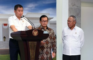 Menhub Ignasius Jonan didampingi Seskab Pramono Anung dan Menteri PUPR Basuki Hadimuljono memberikan keterangan pers usai ratas, Senin (2/5), di Kantor Presiden, Jakarta. (Foto: Humas/Jay)