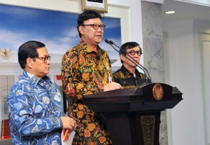 Mendagri Tjahjo Kumolo didampingi Seskab dan Menkumham menyampaikan hasil rapat terbatas kepada wartawan, di kantor Presiden, Jakarta, Senin (30/5) sore. (Foto: JAY/Humas)
