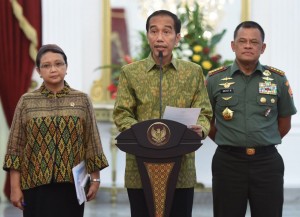 Presiden Jokowi didampingi Menlu Retno Marsudi dan Panglima TNI Jenderal Gatot Nurmantyo memberikan keterangan pers mengenai pembebasan 4 WNI, Rabu (11/5), di Istana Merdeka, Jakarta. (Foto: BPMI/Cahyo) 