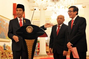 Presiden Jokowi bersama Kepala Staf Presiden dan Menkumham, seusai mengumumkan Perpres Kebiri, di Istana Merdeka, Jakarta,Rabu (25/5) sore. (Foto: Rahmad/Humas)