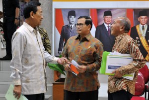 Sekrearis Kabinet(Seskab) Pramono Anung menyampaikan pernyataan pers Usai Rapat Terbatas tentang Ease of doing business dan pembangunan Bandara Kulonprogo. Seskab didampingi oleh Menteri Perhubungan Ignatius Jonan, Gubernur DIY Sultan Hamengkubuwono X, dan Dirut Angkasa Pura I Sulistyo Wimbo Hardjito.