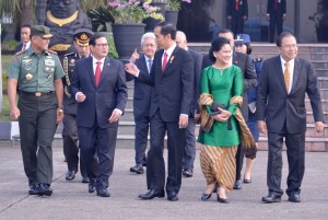Presiden Jokowi didampingi Ibu Negara Iriana berbincang dengan Seskab Pramono Anung dan sejumlah pejabat pemerintah, sesaat sebelum bertolak ke Jepang, dari Bandara Halim Perdanakusuma, Jakarta, Kamis (26/5) pagi. (Foto: Biro Pers Setneg)