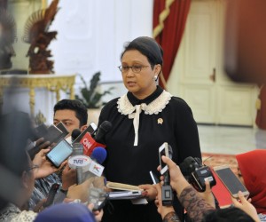 Menlu Retno L.P. Marsudi menjawab wartawan, di Istana Merdeka, Jakarta, Selasa (31/5) siang. (Foto: Deni/Humas)