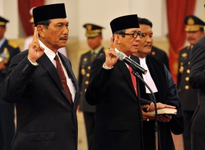 Menko Polhukam dan Menkumham saat dilantik oleh Presiden Jokowi di Istana Negara, Jakarta (13/5). (Foto: Humas/Rahmat).