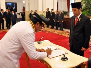 Presiden Jokowi menyaksikan penandatangan berita acara pelantikan Gubernur, di Istana Negara, Jakarta, Rabu (25/5) sore. (Foto: Rahmad/Humas)