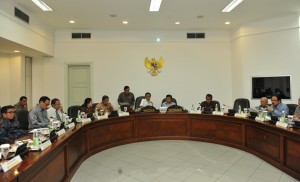 Presiden Jokowi memimpin rapat terbatas membahas evaluasi Paket Kebijakan Ekonomi, di kantor Presiden, Jakarta, Selasa (24/5) sore. (Foto: JAY/Humas)