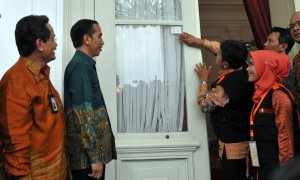 Presiden Jokowi menerima Tim Sensus e Ekonomi dari Badan Pusat Statistik (BPS) yang dipimpin oleh Kepala BPS Dr. Suryamin di Istana Merdeka Jakarta, Presiden Jokowi juga menyaksikan penempelan stiker di Pintu depan Istana Merdeka, Rabu(25/5) Siang.