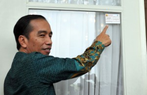Presiden Jokowi menerima Tim Sensus Ekonomi dari Badan Pusat Statistik (BPS) yang dipimpin oleh Kepala BPS Dr. Suryamin di Istana Merdeka Jakarta, Presiden Jokowi juga menyaksikan penempelan stiker di Pintu depan Istana Merdeka, Rabu(25/5) Siang.