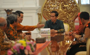 Presiden Jokowi menerima Tim Sensus Ekonomi dari Badan Pusat Statistik (BPS) yang dipimpin oleh Kepala BPS Dr. Suryamin di Istana Merdeka Jakarta, Presiden Jokowi juga menyaksikan penempelan stiker di Pintu depan Istana Merdeka, Rabu(25/5) Siang.