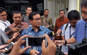 Seskab Pramono Anung menjawab wartawan usai rapat terbatas, di kantor kepresidenan, Jakarta, Senin (30/5) sore. (Foto: JAY/Humas)